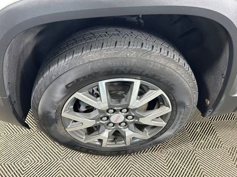 Used 2023 GMC Acadia SLE image 11