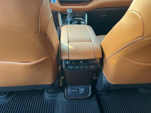 Used 2021 Toyota Highlander Platinum image 17