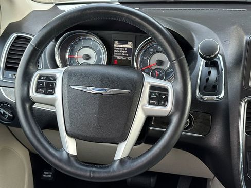 Used 2015 Chrysler Town & Country Touring-L w/ Driver Convenience Group image 13
