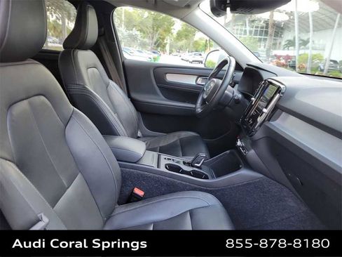 Used 2020 Volvo XC40 T4 Momentum image 14