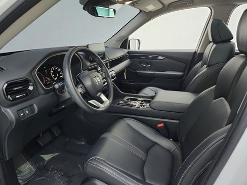 Used 2025 Honda Pilot Touring image 9