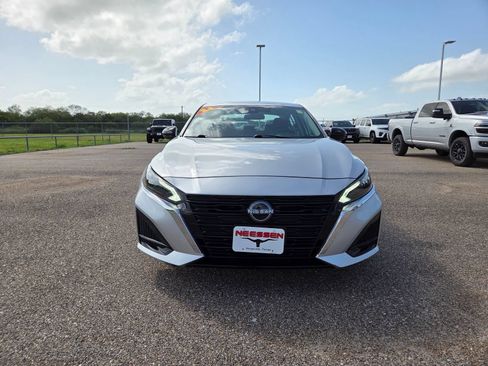 Used 2024 Nissan Altima 2.5 SV FWD image 2