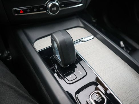 Used 2025 Volvo XC60 B5 Plus image 23