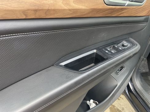 Used 2025 Volkswagen Atlas SE image 20