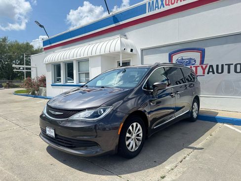 Used 2019 Chrysler Pacifica Touring-L FWD image 11