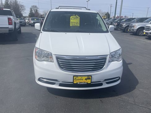 Used 2016 Chrysler Town & Country Touring image 3