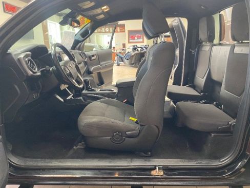 Used 2019 Toyota Tacoma TRD Sport image 19