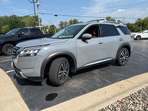 Used 2023 Nissan Pathfinder Platinum AWD/4WD image 2