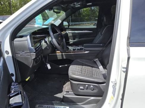 Used 2025 Cadillac Escalade ESV Sport Platinum w/ LPO, ONYX Package AWD/4WD image 7