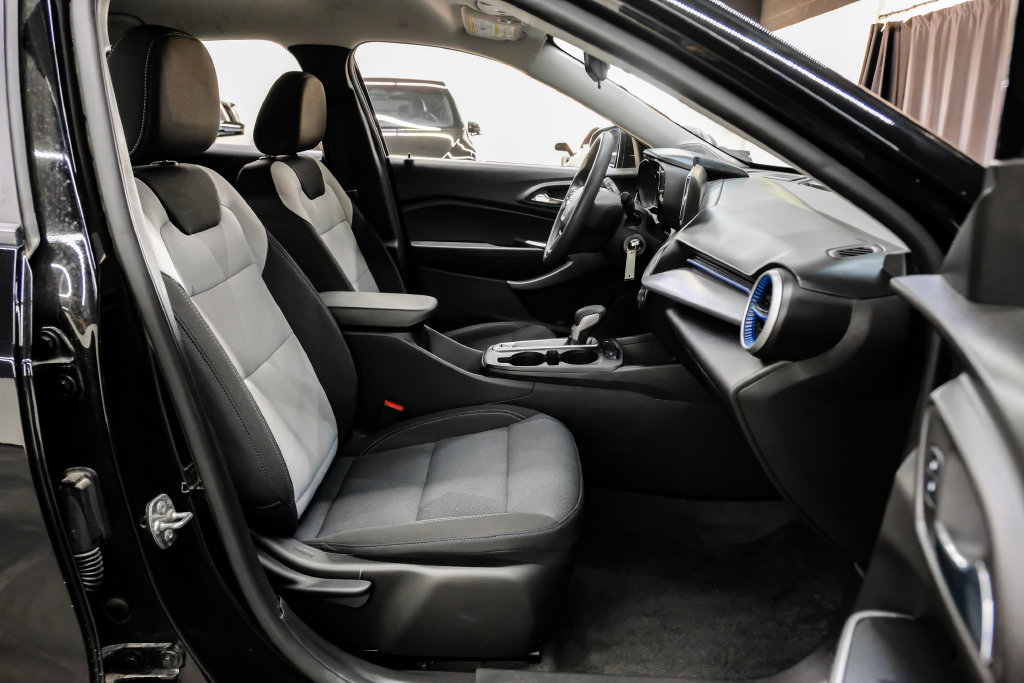 Used 2025 Chevrolet Trax LS w/ LS Convenience Package FWD image 36