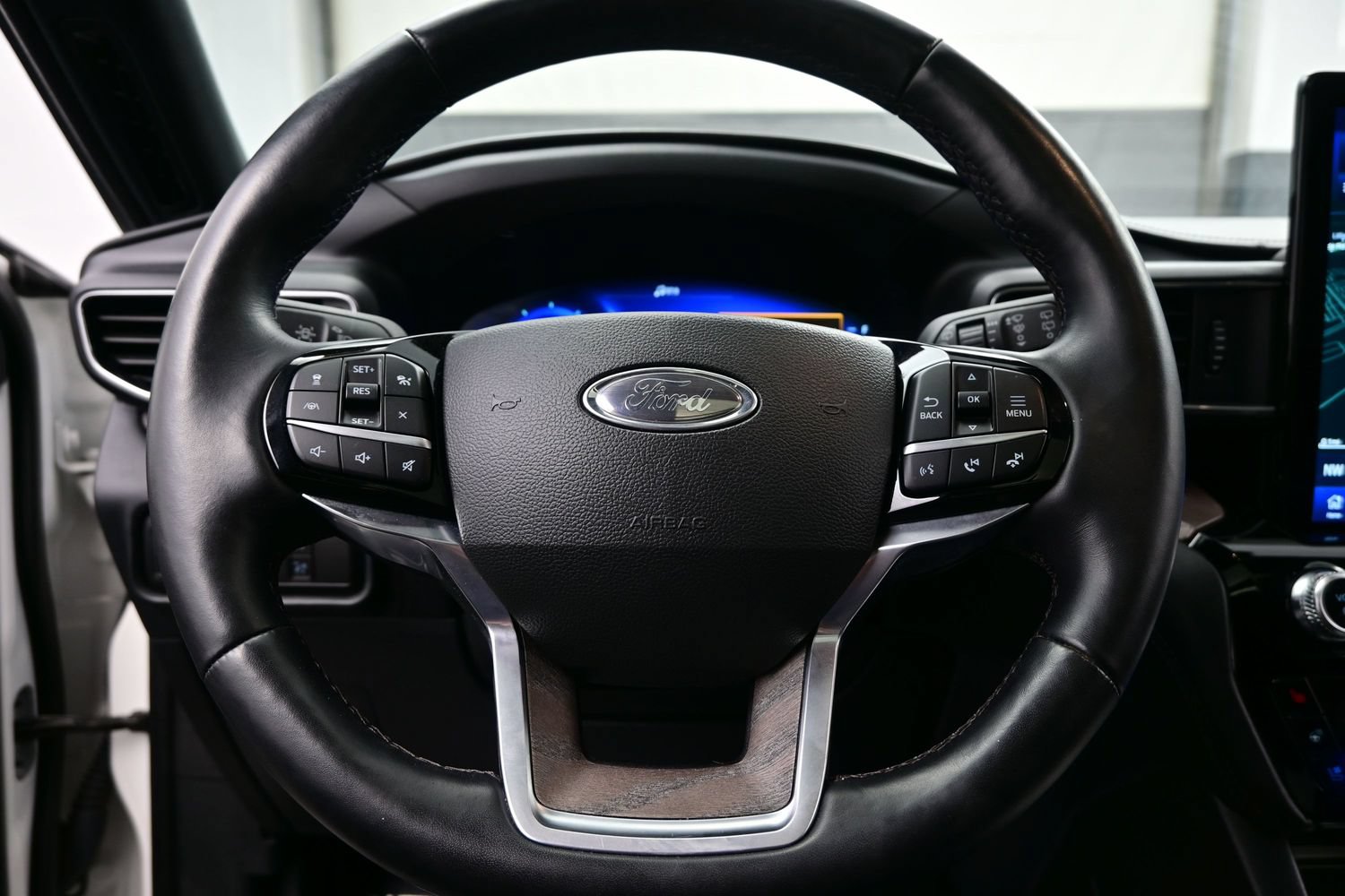 Used 2023 Ford Explorer Platinum w/ Technology Package AWD/4WD image 26
