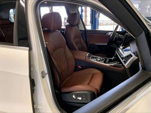 Certified 2023 BMW X7 xDrive40i w/ Premium Package image 9