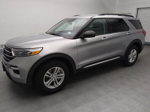 Used 2021 Ford Explorer XLT w/ Equipment Group 202A AWD/4WD image 2