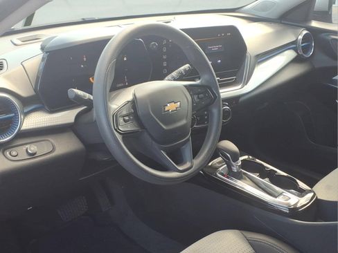 Used 2025 Chevrolet Trax LT FWD image 7