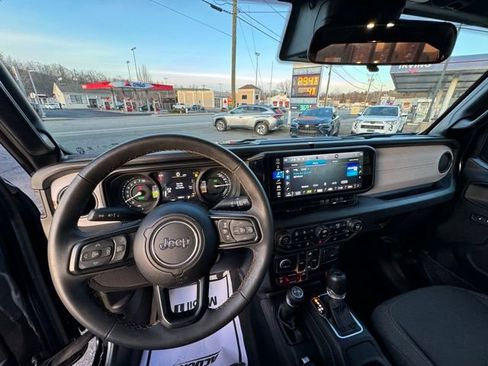 Used 2024 Jeep Wrangler Unlimited AWD/4WD image 18
