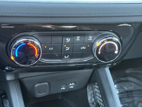 Used 2025 Chevrolet TrailBlazer LT AWD/4WD image 17