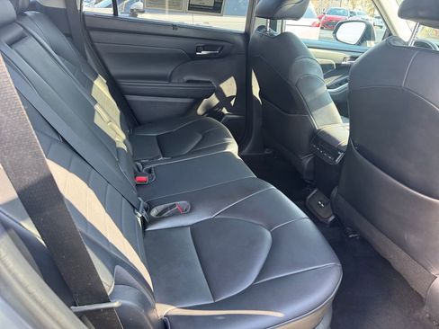 Used 2021 Toyota Highlander XLE image 23