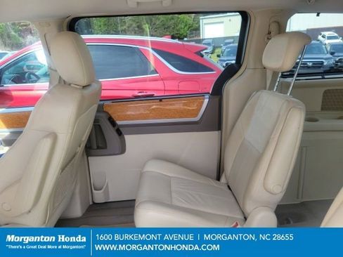 Used 2010 Chrysler Town & Country Limited image 14