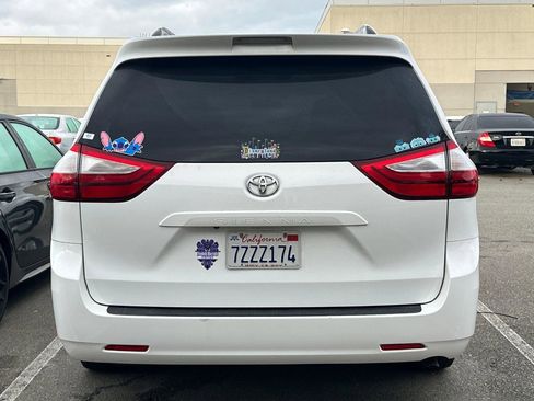 Used 2017 Toyota Sienna LE image 4