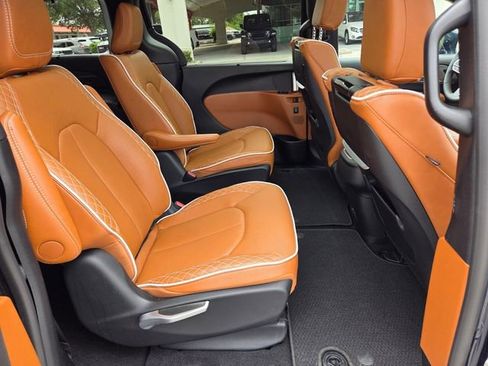 Certified 2024 Chrysler Pacifica Pinnacle FWD image 14
