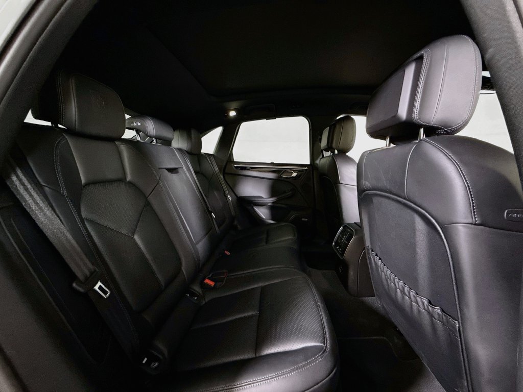 Certified 2025 Porsche Macan AWD/4WD image 19