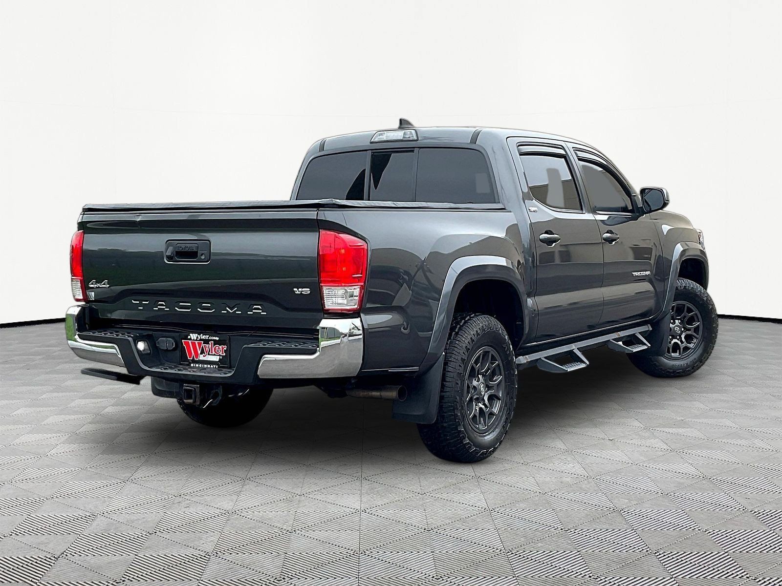 Used 2017 Toyota Tacoma SR5 w/ Tow Package AWD/4WD image 6