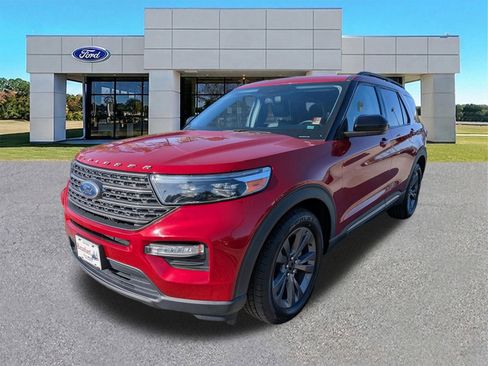 Certified 2022 Ford Explorer XLT w/ Equipment Group 202A image 4