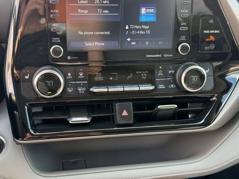 Used 2022 Toyota Highlander XLE AWD/4WD image 22