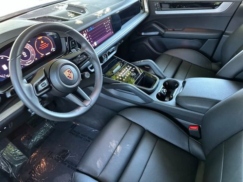 Certified 2026 Porsche Cayenne AWD/4WD image 4