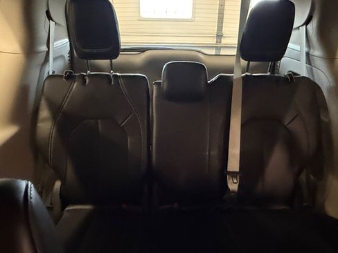 Used 2024 Chrysler Pacifica Touring-L FWD image 24