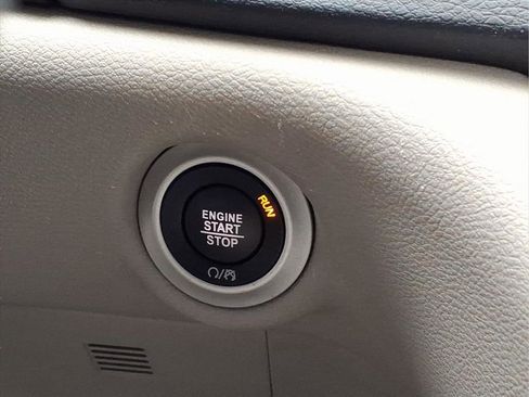 Used 2023 Chrysler Pacifica Touring-L image 21