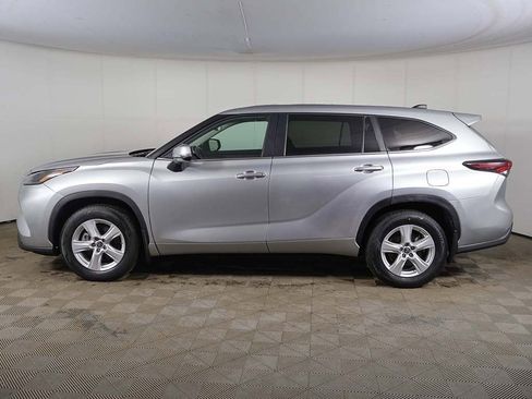 Used 2024 Toyota Highlander LE AWD/4WD image 12