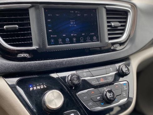 Used 2020 Chrysler Voyager Lxi image 15