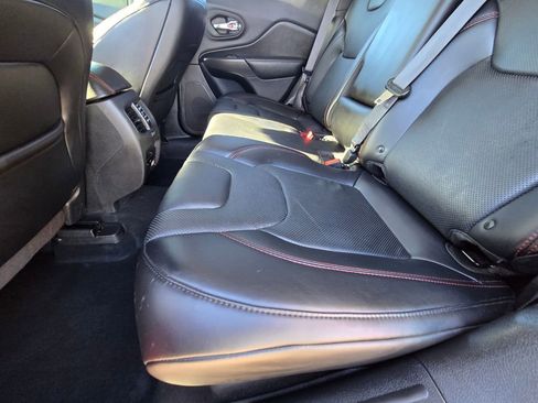 Used 2019 Jeep Cherokee Trailhawk image 11