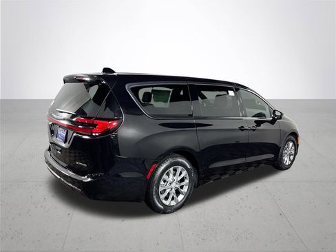 New 2026 Chrysler Pacifica Limited w/ Uconnect Theater Family Group image 6