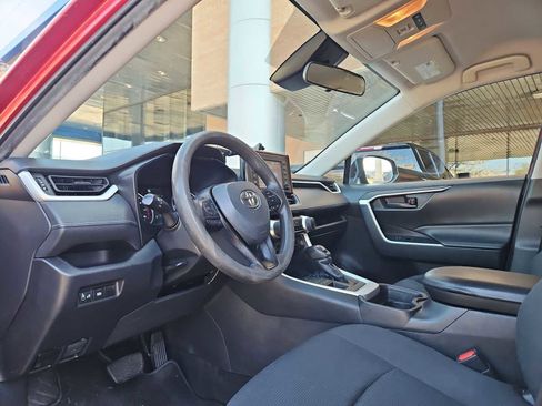 Used 2021 Toyota RAV4 LE image 10