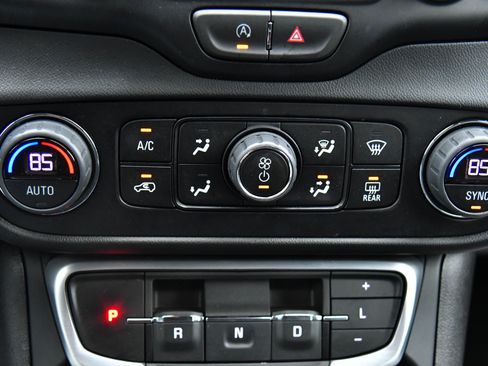 Used 2024 GMC Terrain SLT image 24