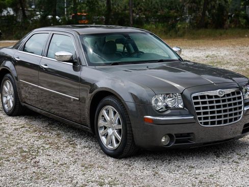Used 2010 Chrysler 300 C w/ Luxury Group II RWD image 15