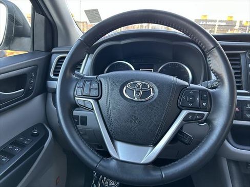 Certified 2019 Toyota Highlander Limited AWD/4WD image 18