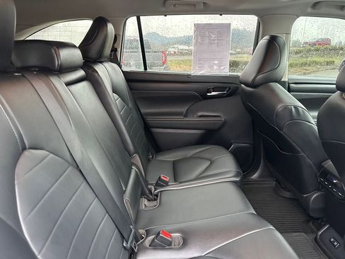 Used 2021 Toyota Highlander XLE image 12