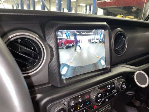 Used 2023 Jeep Gladiator Sport S image 17