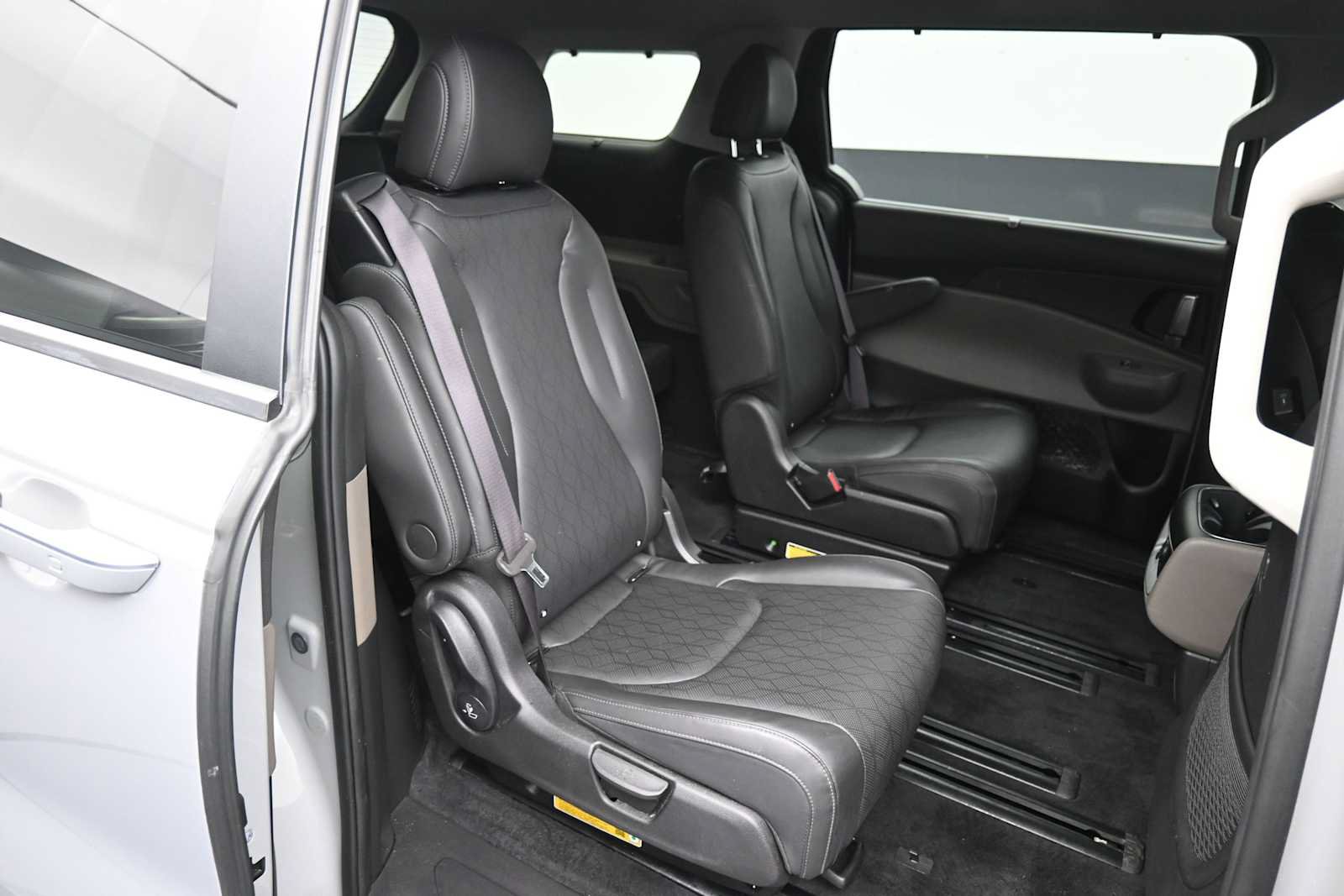 Used 2025 Kia Carnival EX FWD image 25