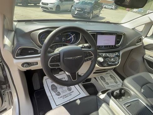 Used 2024 Chrysler Pacifica Limited FWD image 21