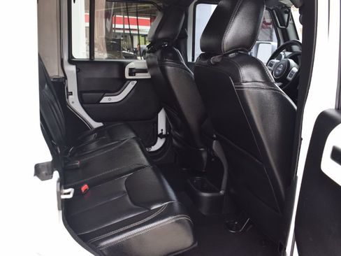 Used 2016 Jeep Wrangler Unlimited Rubicon w/ Connectivity Group image 13