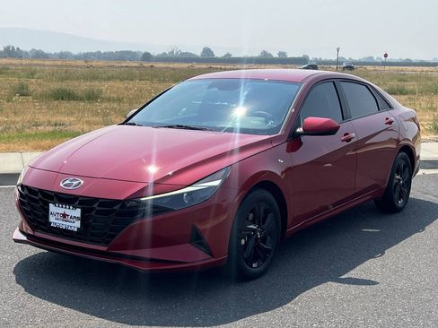 Used 2023 Hyundai Elantra SEL w/ Cargo Package FWD image 1