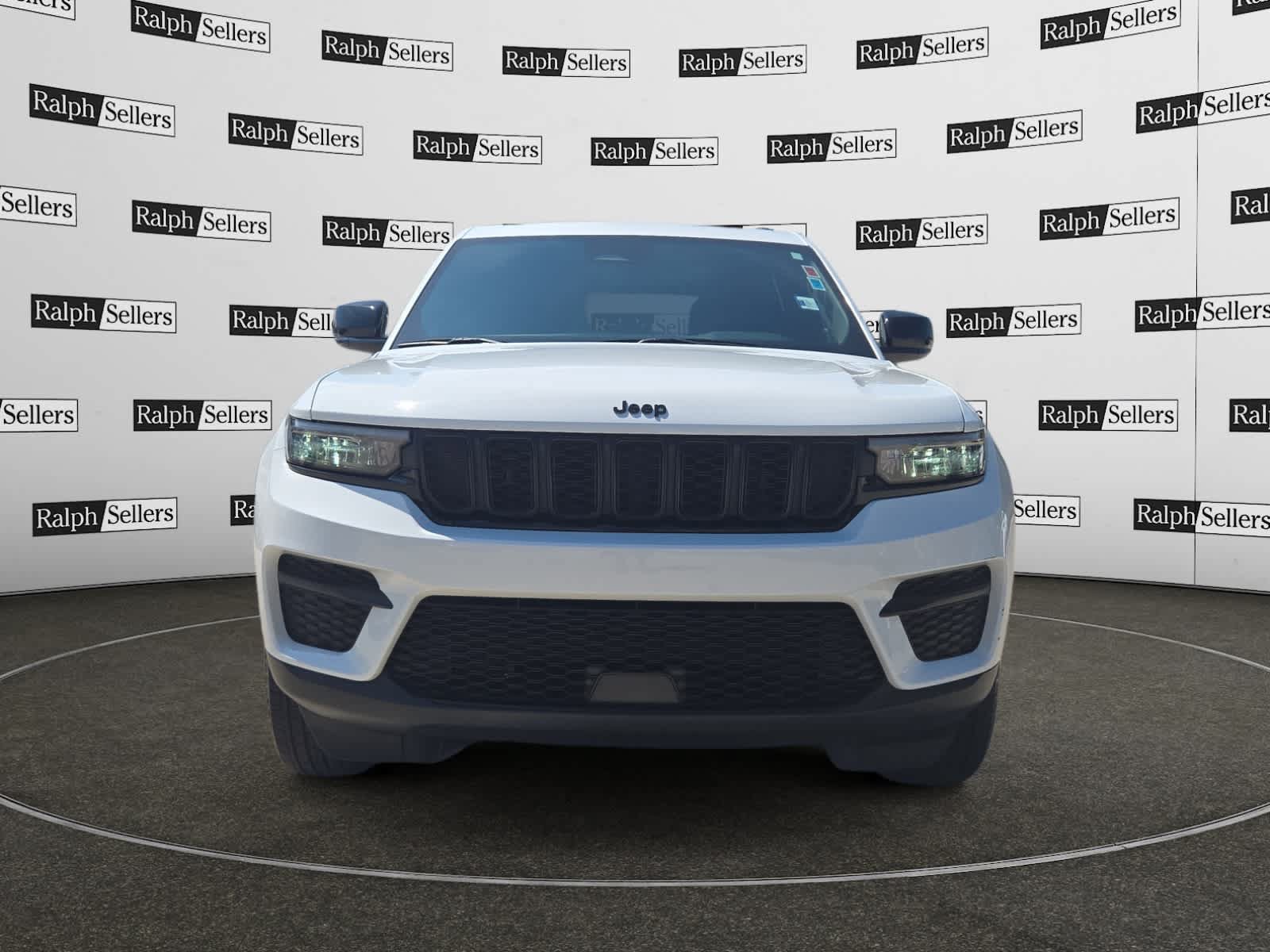Used 2025 Jeep Grand Cherokee Altitude AWD/4WD image 8