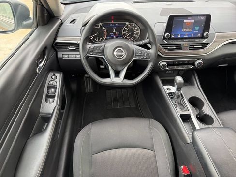 Used 2025 Nissan Altima 2.5 SV FWD image 21