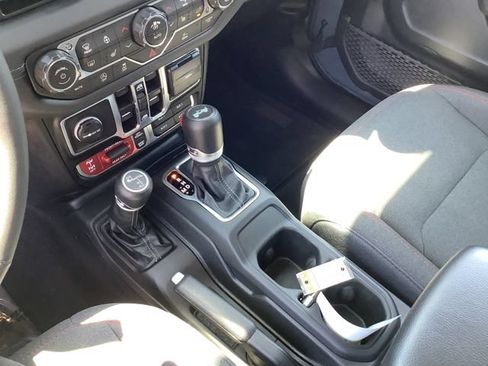 Used 2025 Jeep Wrangler Unlimited Rubicon w/ Convenience Group AWD/4WD image 18