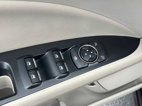 Used 2018 Ford Fusion SE w/ Equipment Group 602A FWD image 10