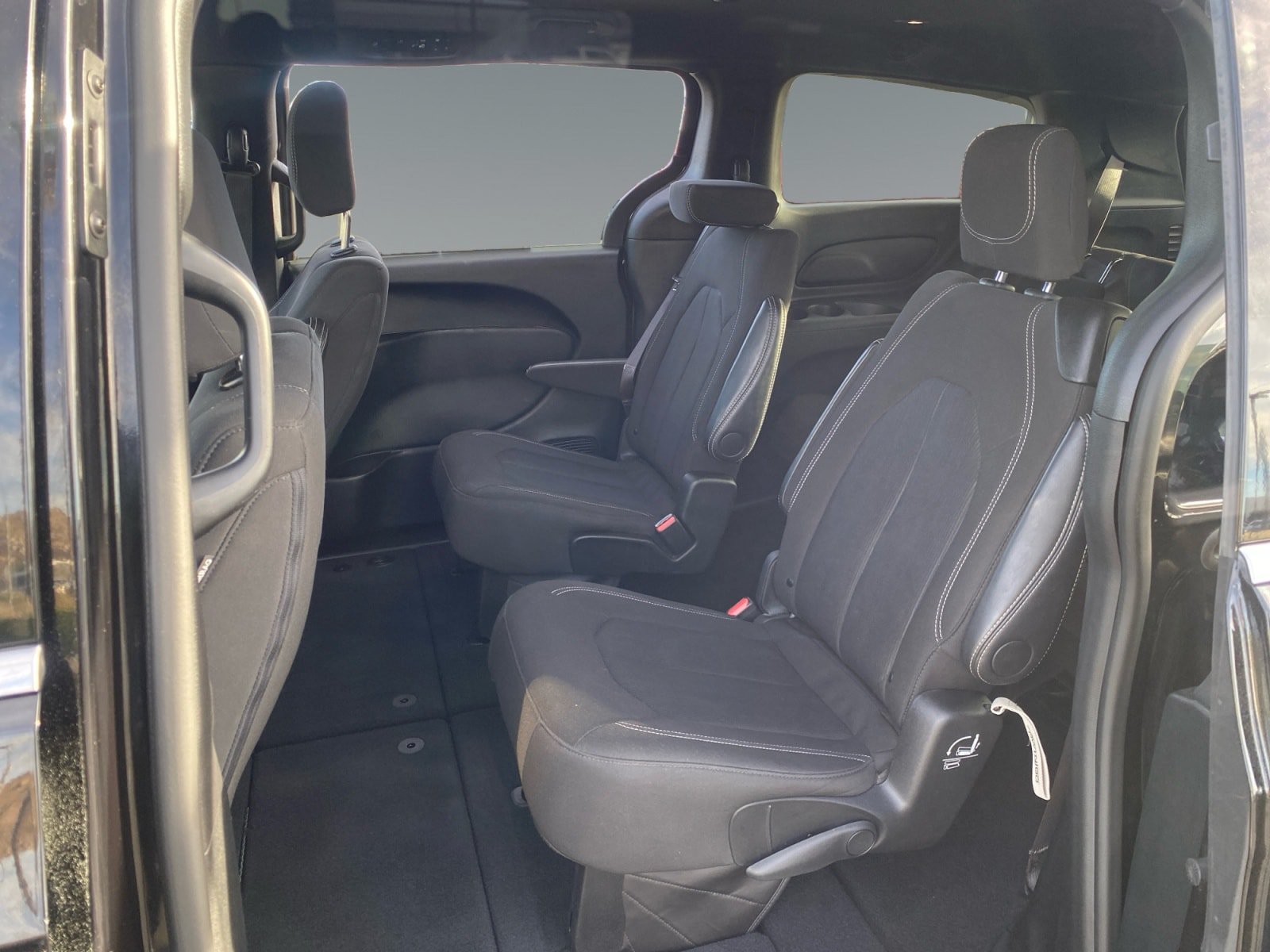 Used 2024 Chrysler Pacifica Touring FWD image 13